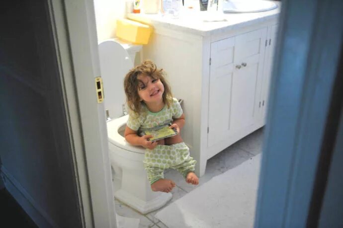 Поющий туалет. Маленькая девочка в туалет по большому. Маленькая девочка покакала. Девочка в туалет на улице. Девочка какает в туалете маленькая.