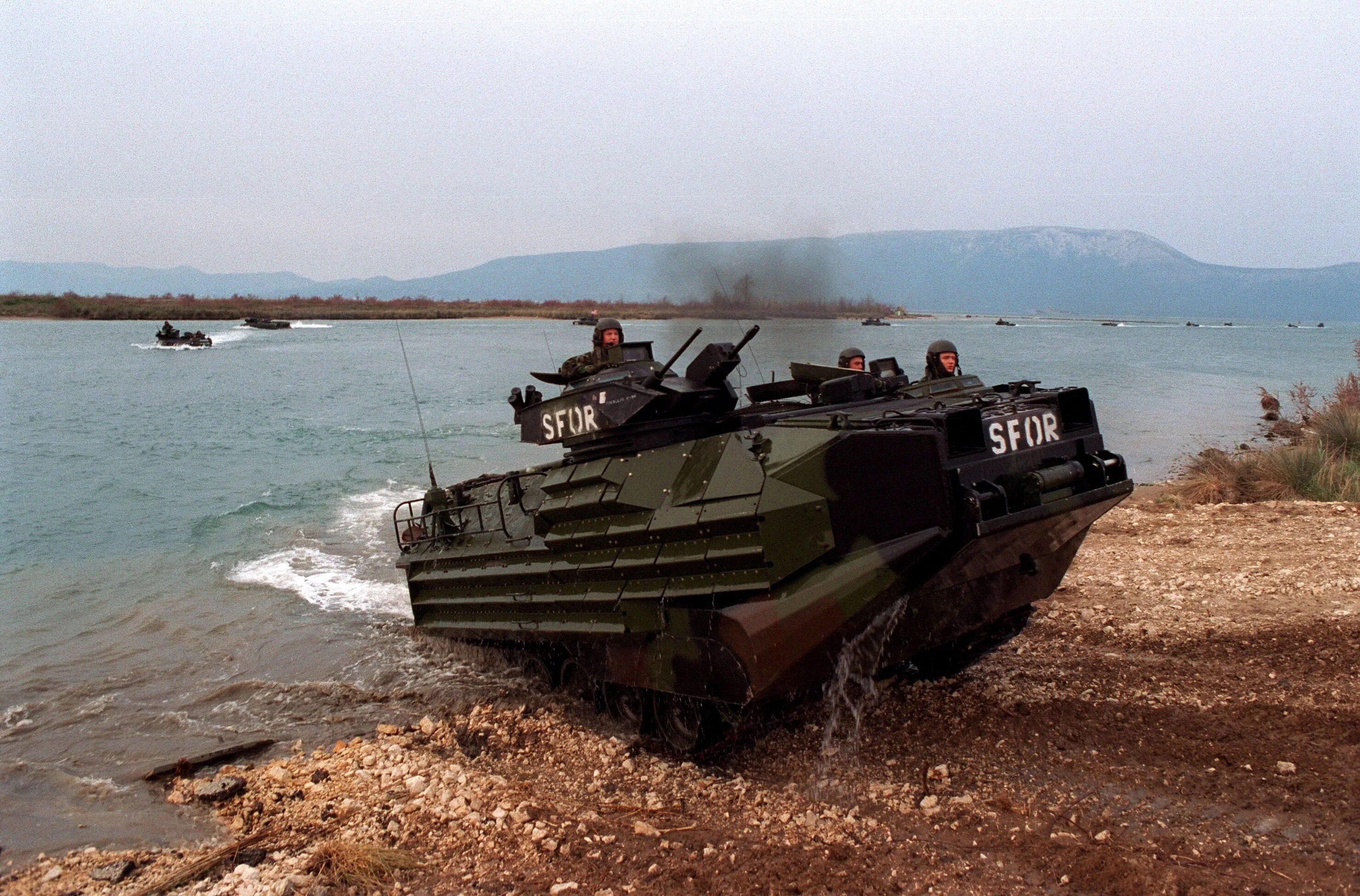 Амфибия сша. Амфибия aav7. машины-амфибии aav-7. lvtp-7 плавающий бронетранспортер. бмп амфибия сша.