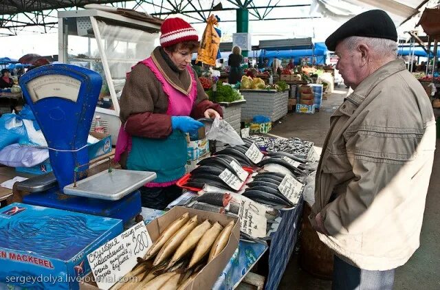 Рынок живая рыба. Рыбный рынок. Рыба на рынке. Продавщица рыбы на рынке. Рыбный рынок Ростов.