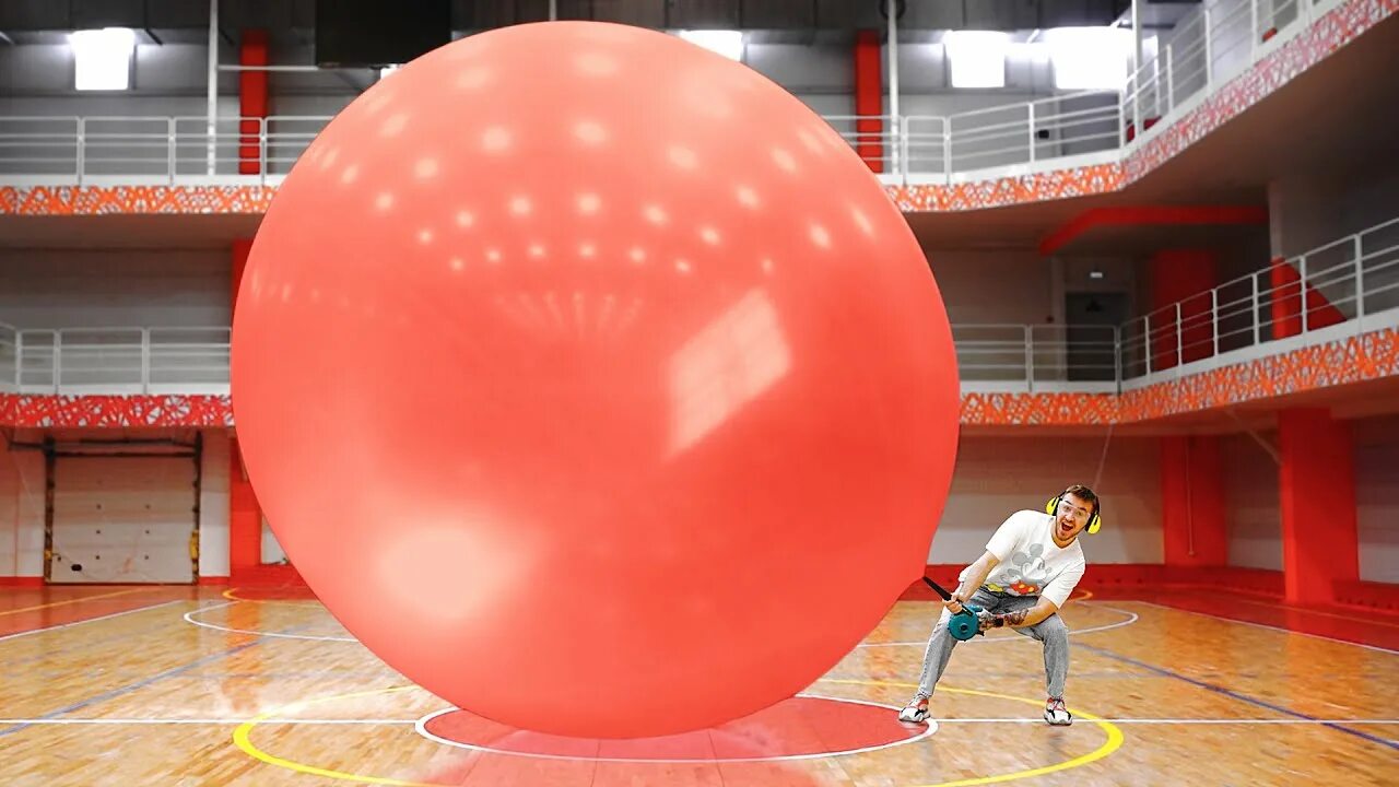 Большие шары видео. Надуваем огромный шар. Огромный надувной шар. Самый большой шарик. Надуть большой шар.