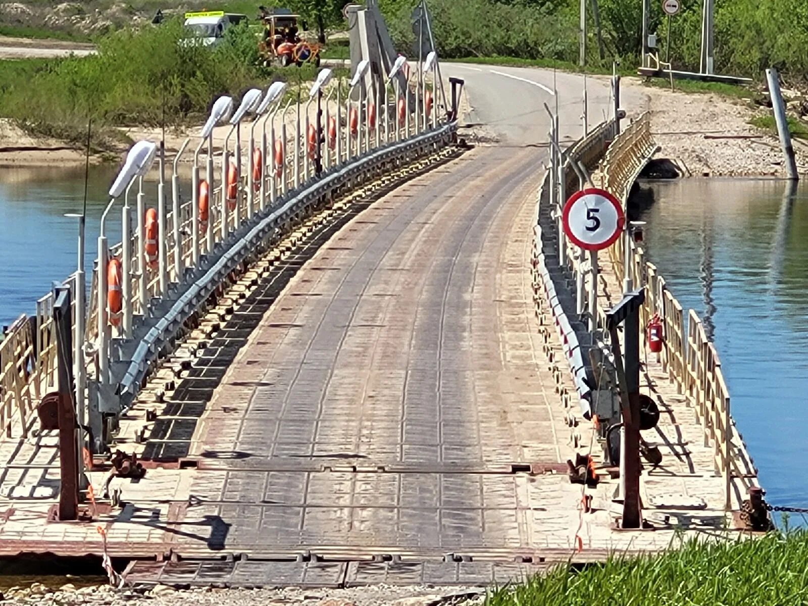 Под Астраханью на учениях МТО военные построили наплавной железнодорожный мост ч
