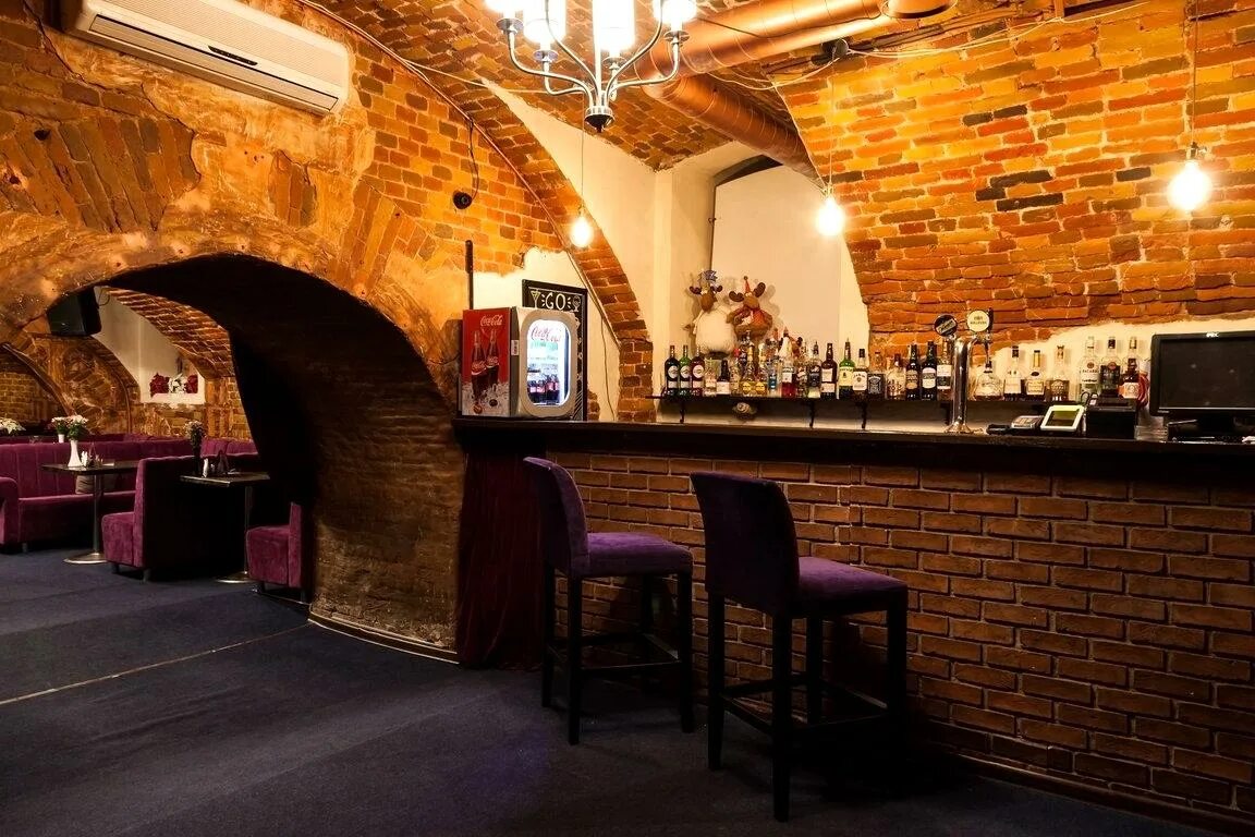 Блэк стоун бар. Stay true bar на китай. Мондриан бар. Бар мост тверская. Винотека бар москва.