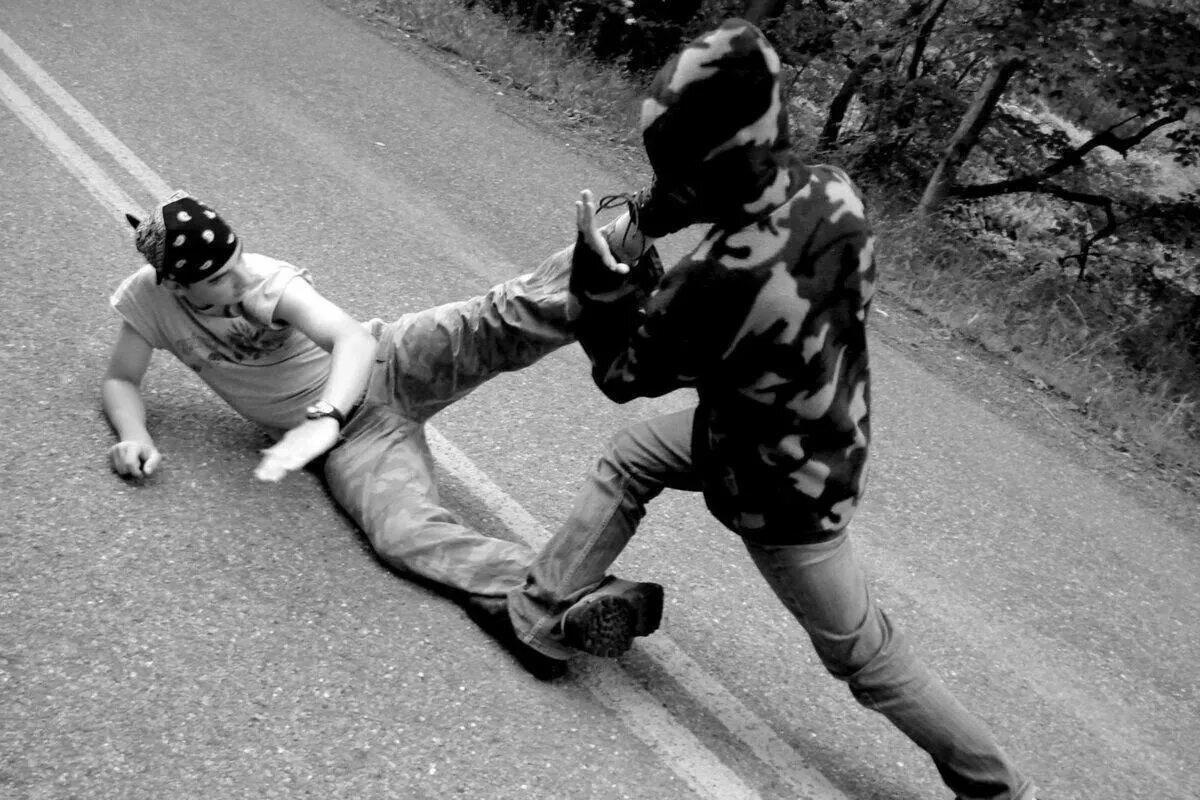 Драка молодых. Драка молодых. Криминальная молодежь. Драка молодых. Уличные банды в лос-анджелесе.