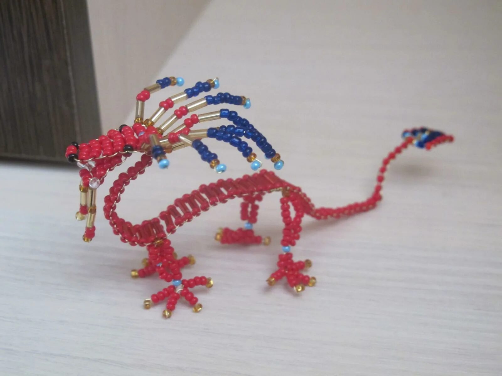 Объемные фигурки из бисера. Как сделать дракона из бисера для начинающих. Схемы для бисероплетения дракон. Как сделать дракона из бисера для начинающих. Фигурки из бисера дракон.