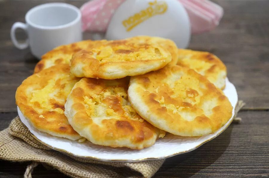 Лепешка с сыром на завтрак. Ленивые хачапури (сырные лепешки). Шельпек лепешки. Лепёшки с сыром на сковороде. Сырная лепешка.