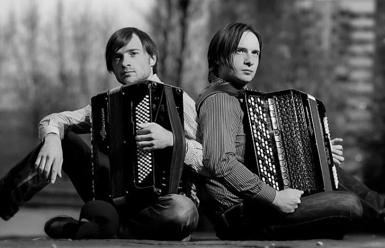 Дуэт 2 cellos. Братья музыканты. Сергей бодров и би 2. Братья самойловы агата кристи. Братья гримм группа.