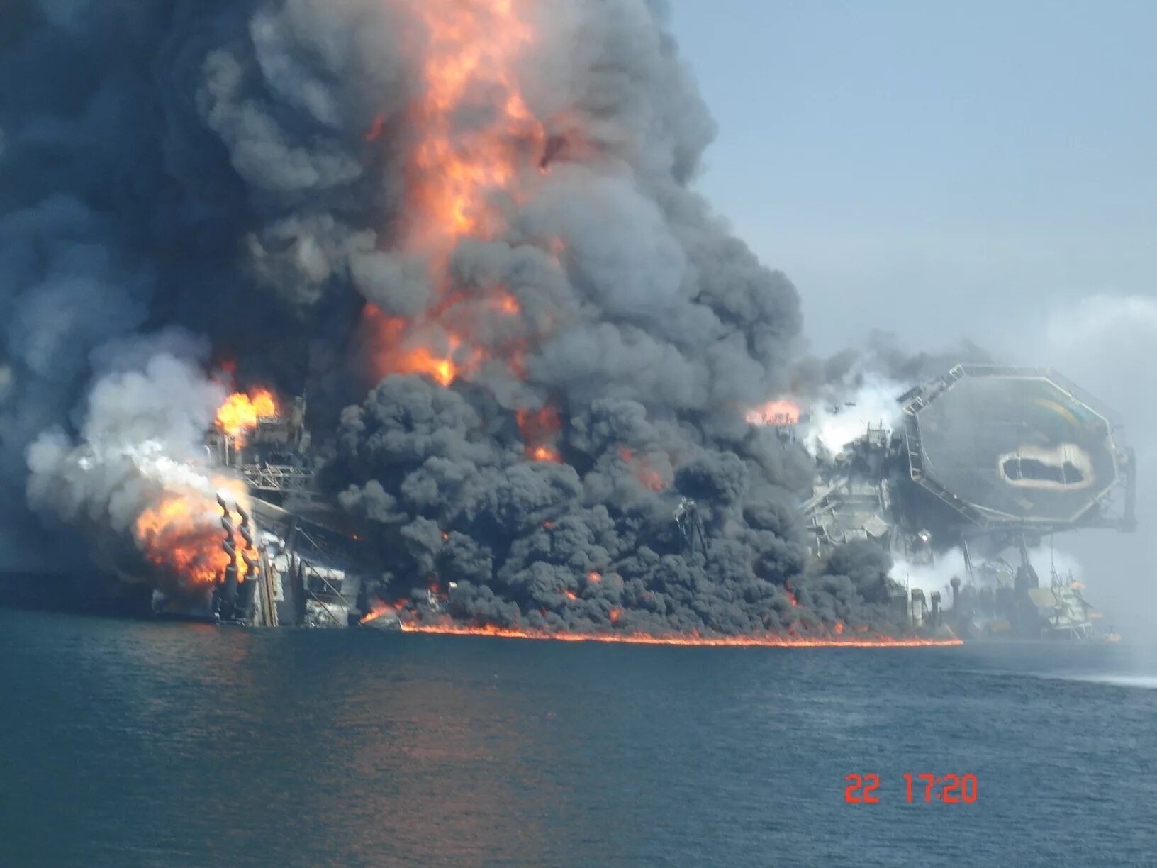 Катастрофа на нефтяной платформе. Взрыв платформы deepwater horizon. взрыв нефтяной платформы deepwater horizon в мексиканском заливе. взрыв в мексиканском заливе 2010. мексиканский залив катастрофа.