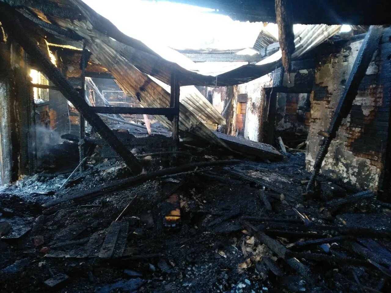 небольшое заброшенное здание. заброшенный сгоревший дом. заброшенное здание ночью. разрушенное здание внутри. сгорела заброшенная.