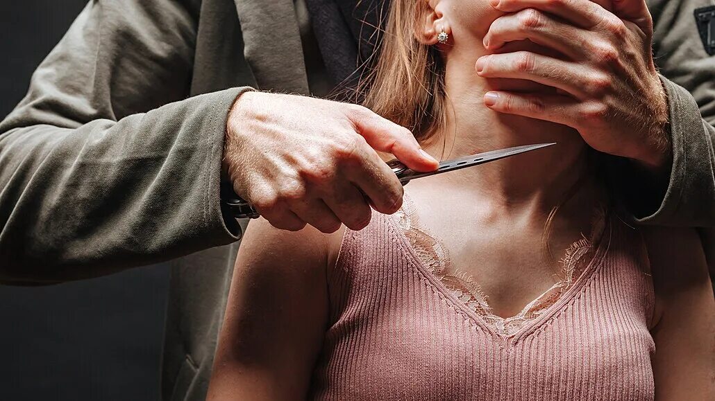 38 ударов ножом. Приставил нож к горлу девушки. Ганнибал перерезал горло эбигейл. Приставил нож к горлу. Парень приставил нож к горлу.