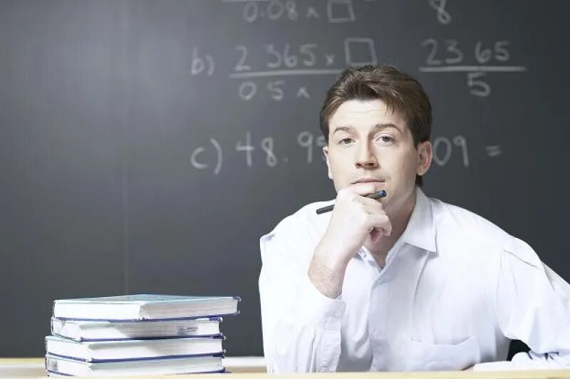 Парень работает учителем