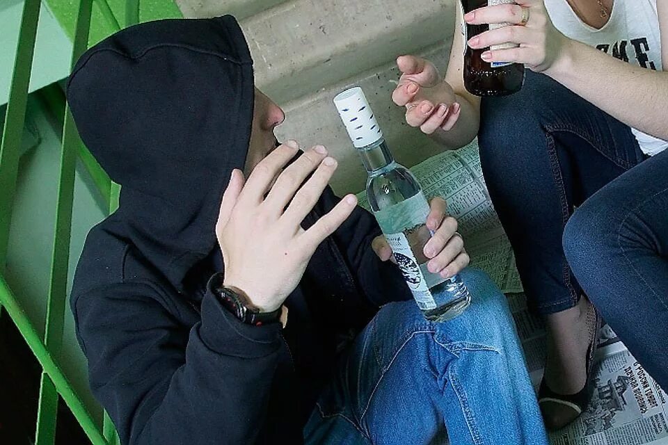 Пьяные пацан девчонка. Пацан с алкоголем. рень и девушка с алкоголем. парень и девушка с алкоголем. пацан с бухлом.