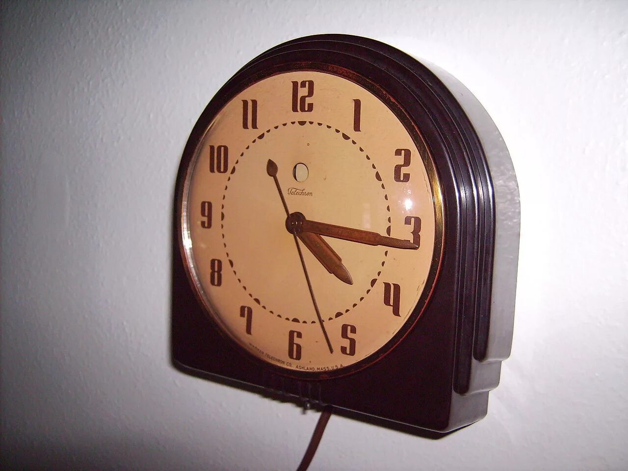 Сделай часы тусклее. Электрические часы Бейна 1847. А. Бейн электрические часы. Первые электрические часы. Старые и современные часы.
