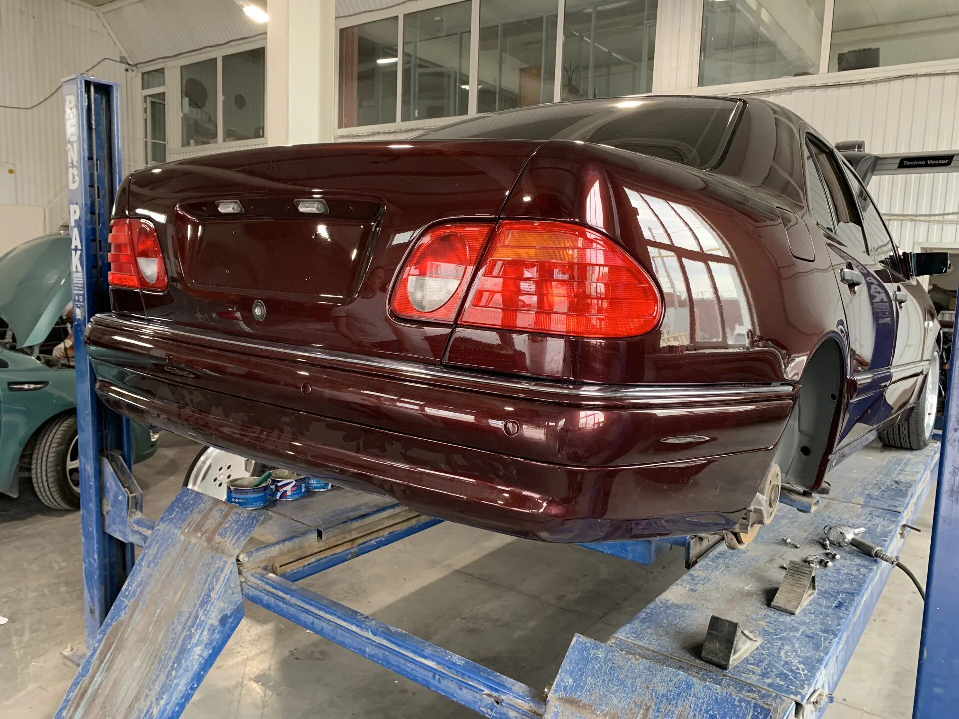 Задний бампер w210. Бампер мерседес w210 задний. w210 amg без бампера. амг бампер на мерседес 210. задний бампер w210 amg.