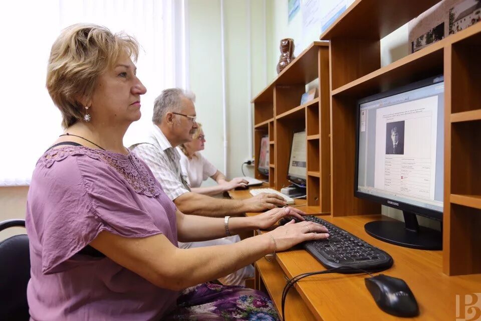 Пенсионер рязань. Пенсионеры и компьютер. Пенсионер изучает компьютер. Компьютер изучаем для пожилых. Центр компьютерной грамотности для пенсионеров.