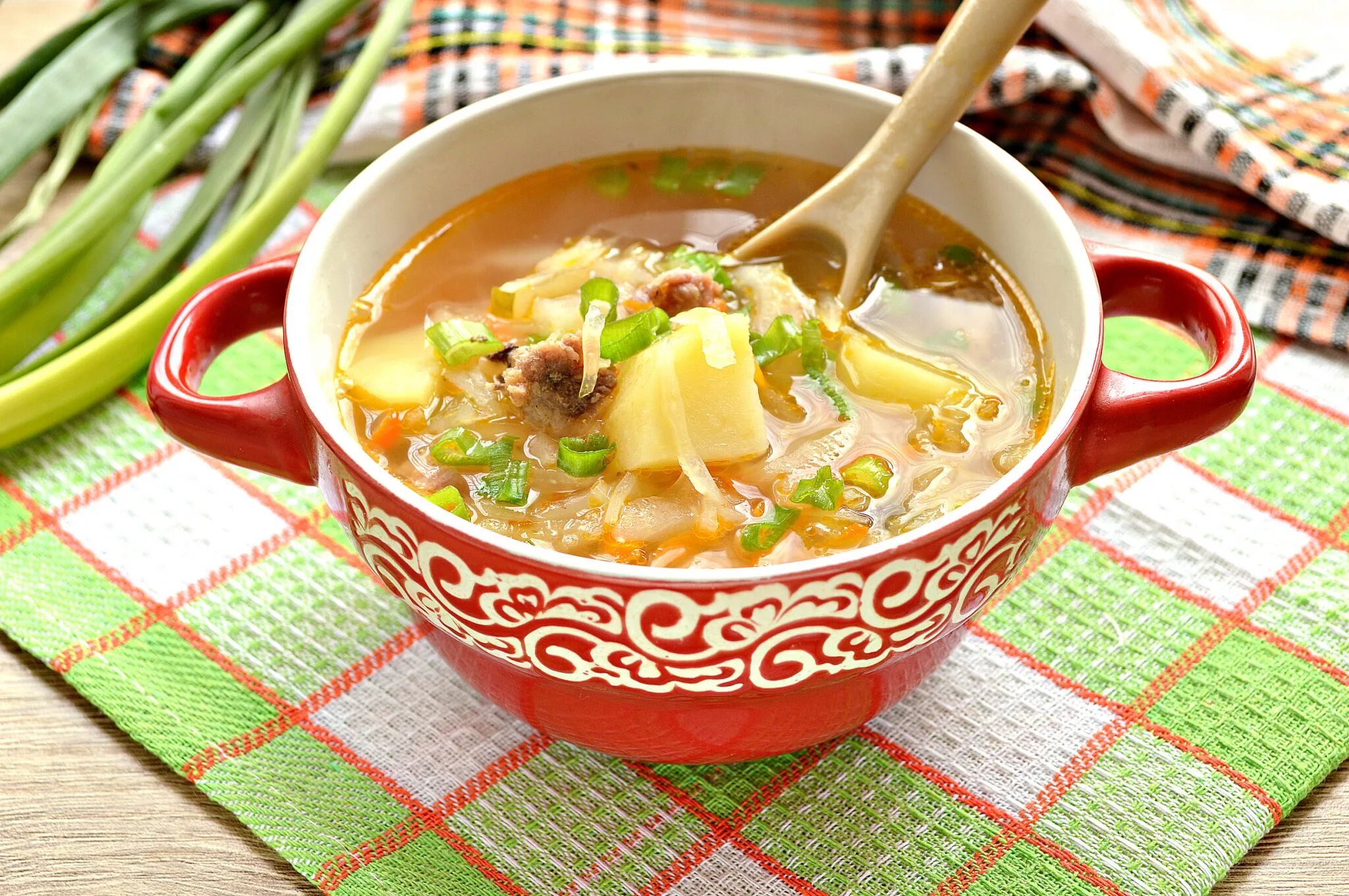 суп щи из квашеной капусты. супы русской кухни. щи из свежей капусты. ши суп. щи по уральски с крупой.