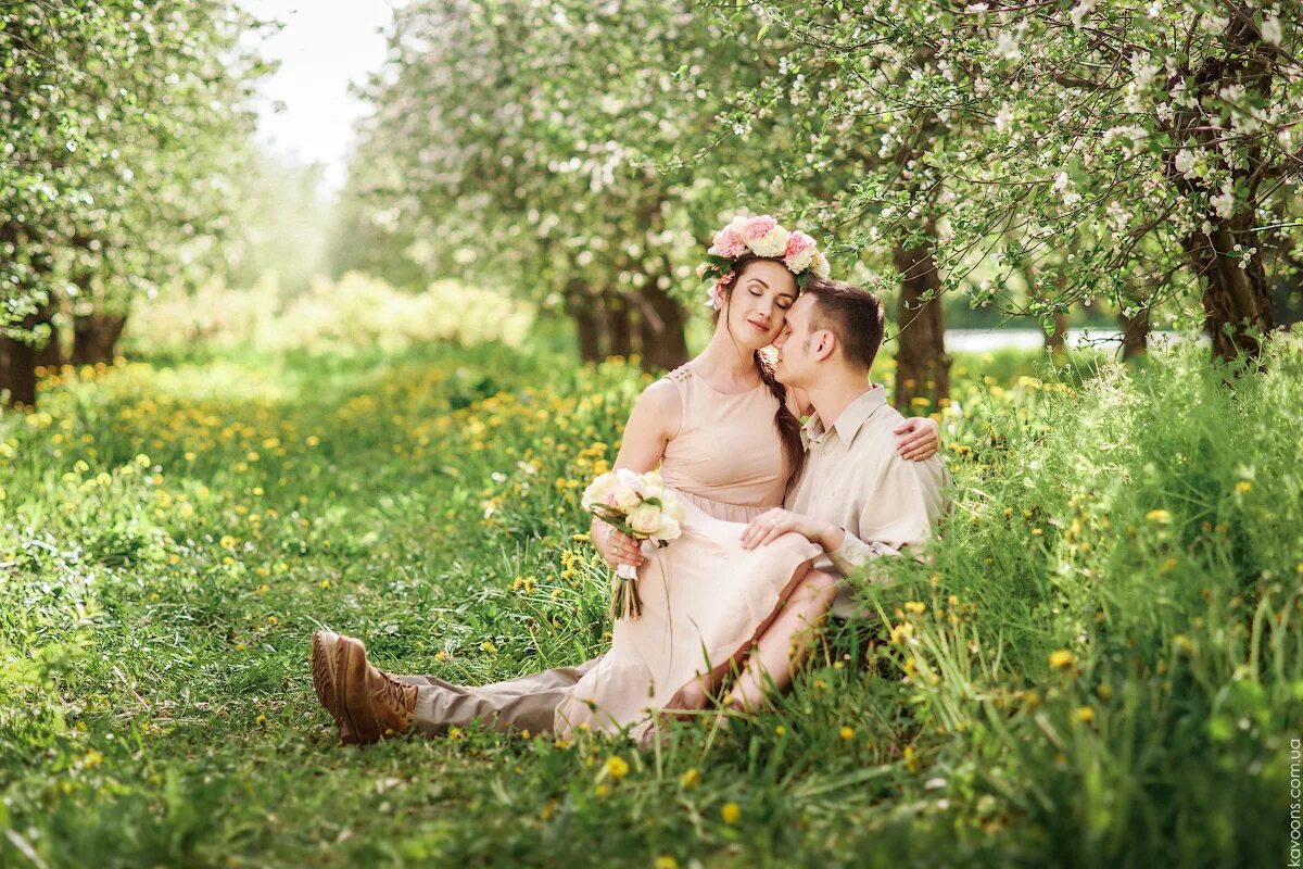 Пара яблонь. Романтическая фотосессия. Пара в яблоневом саду. Фотосессия в ретро стиле на природе.