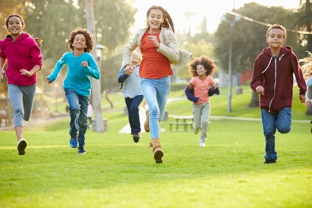 Коты гуляют. Дети бегут лето. Дети улицы. Бегать по лужам. Игра пятнашки салки.