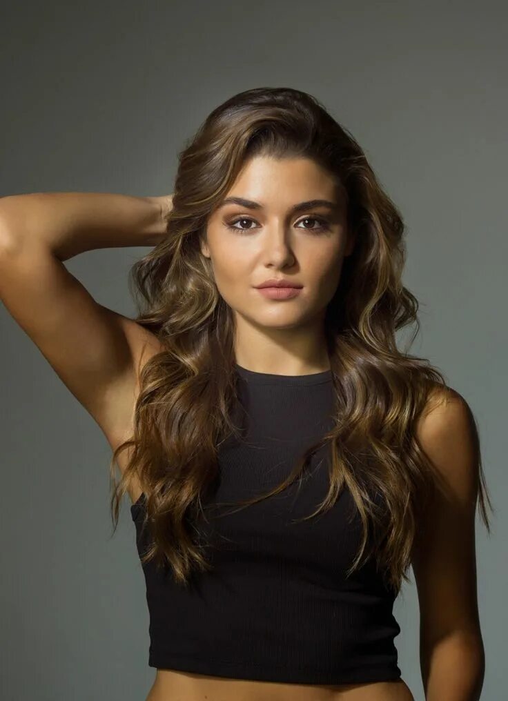 Х̠а̠н̠д̠е̠ э̠р̠ч̠е̠л̠ь̠. Амине гюльшен турецкая актриса. Хандэ турецкая модель. Кая эрчел. Turkish models.