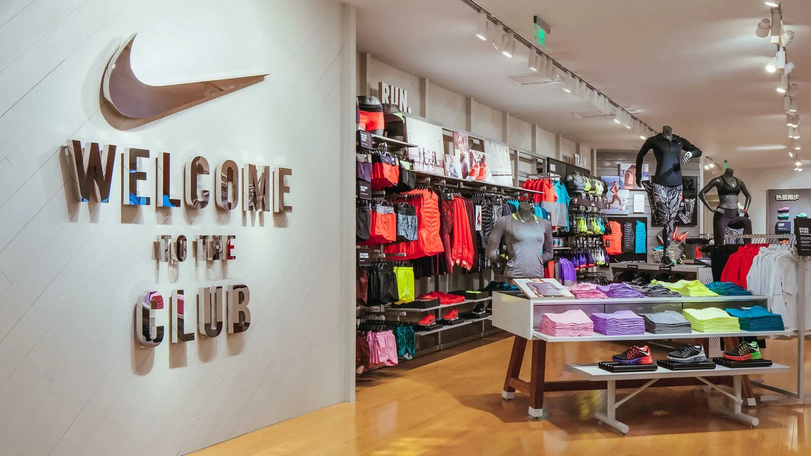 My favourite shop is. Nike Magazin Turkiya. Магазин найк. Магазины одежды Nike. Магазин спорт шоп.