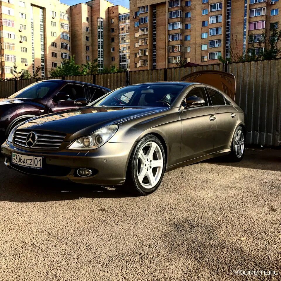 Машина бана. Mercedes Benz CLS 219. Mercedes Benz CLS w219. Мерседес банан CLS 219. Mercedes Benz CLS 2005.