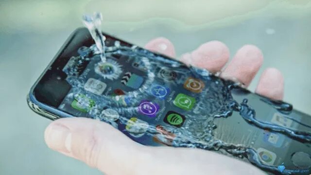 Айфон 11 попала вода. Айфон в воде. Залитый телефон. В телефон попала вода. Iphone XS попал в воду.