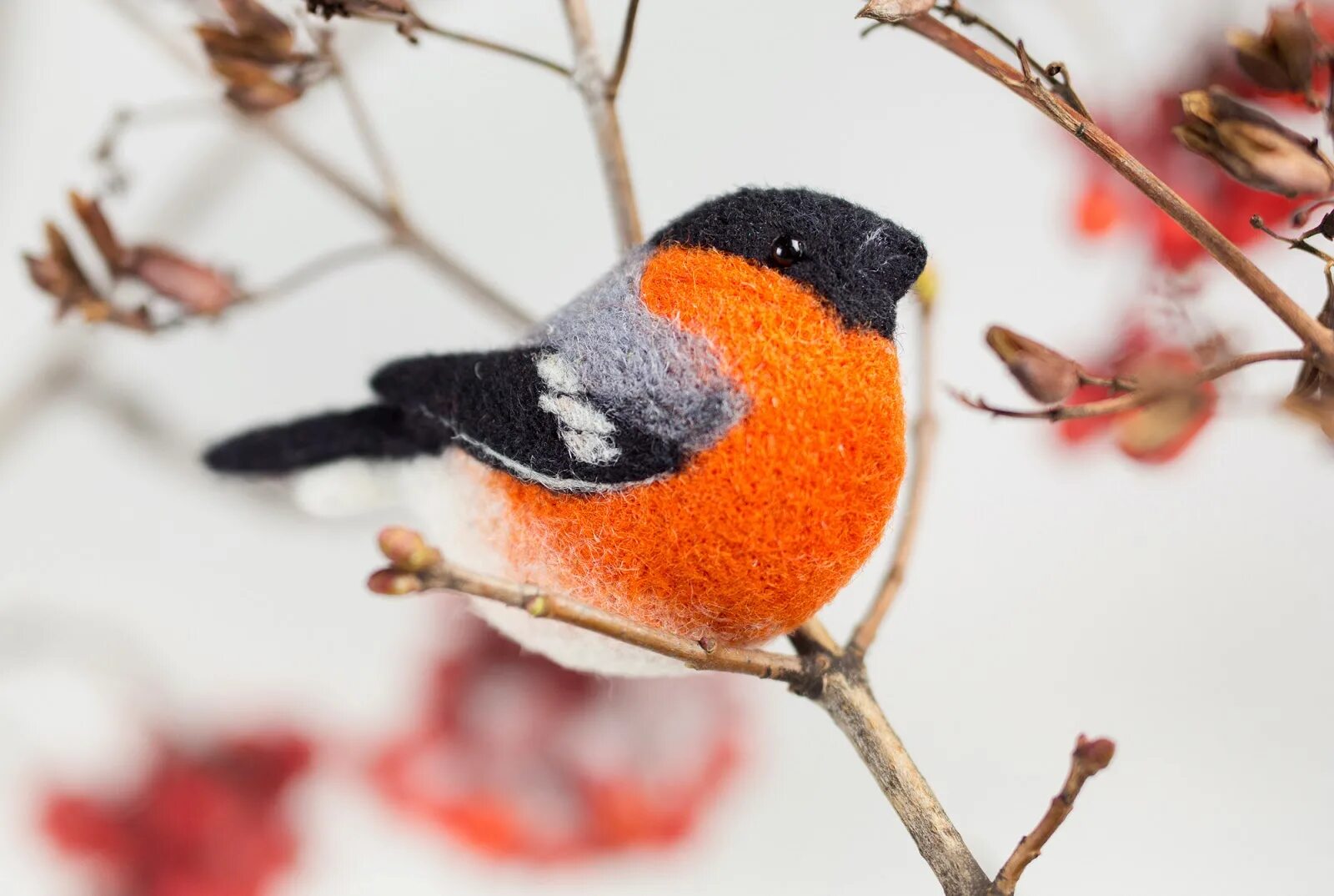 Снегирь из шерсти для валяния. Валяная брошь снегирь. Снегирь валяный. Фелтинг снегирь. Сделать снегиря из шерсти.