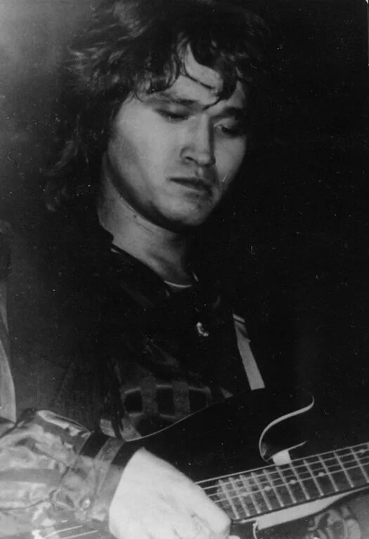 виктор цой фон. печаль цой фото. цой на холодной земле. клип группы кино группа крови. цой на холодной земле.