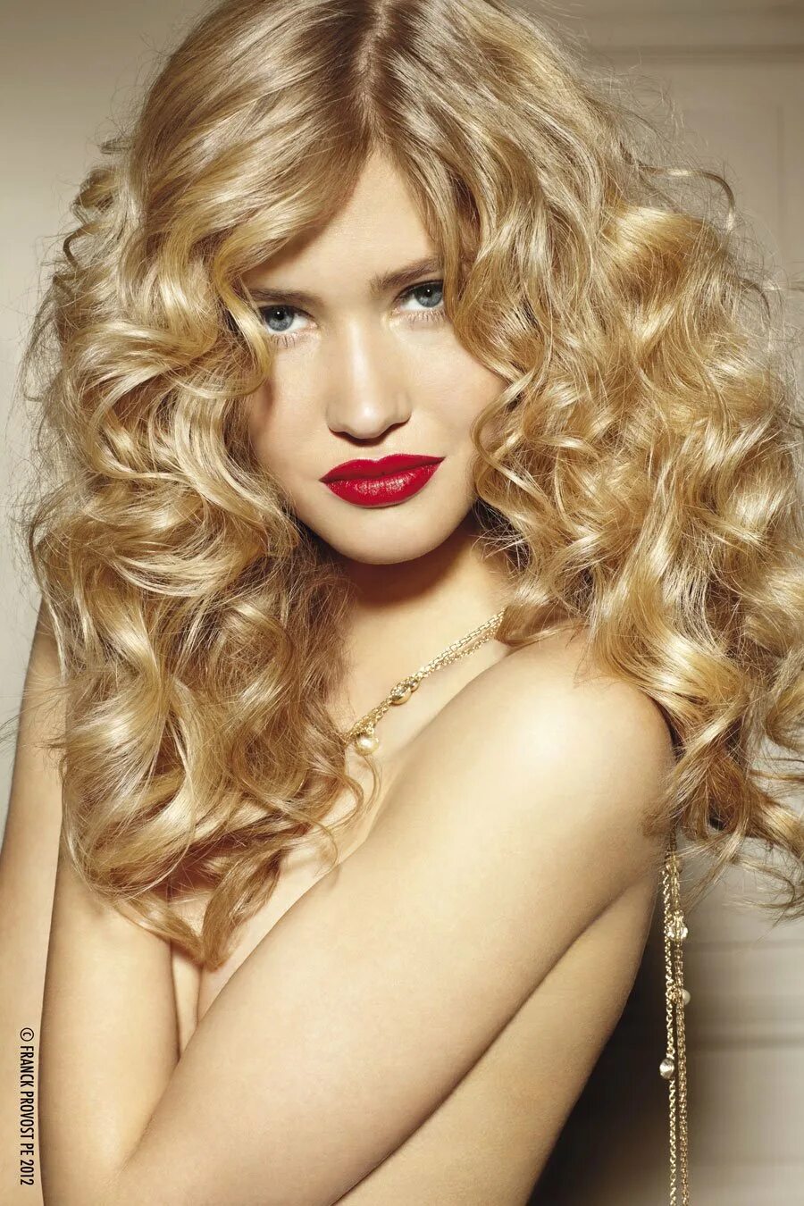 Curly blonde. Биозавивка голливудская волна. Крупные Локоны. Локоны на средние волосы. Прическа крупные Локоны.