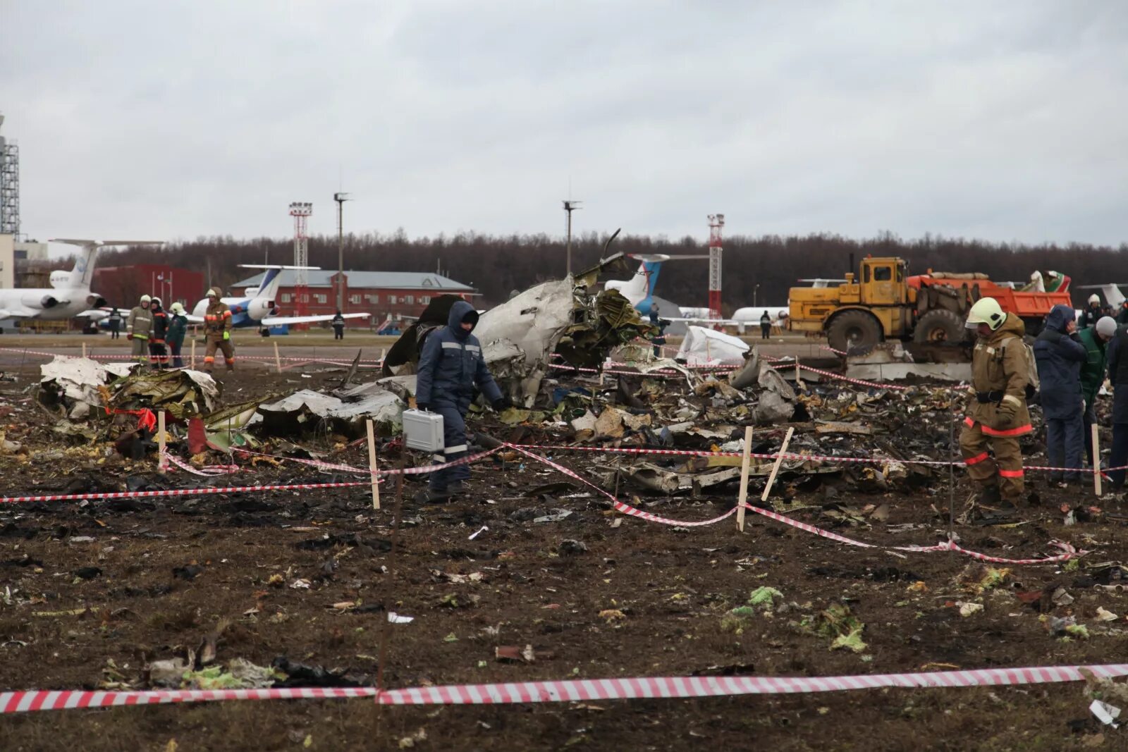 Боинг 737 авиакатастрофа казань. Крушение боинга 737 в казани. 17 ноября 2013 катастрофа boeing 737 в казани. Катастрофа боинг 737 в казани. 17 ноября 2013 авиакатастрофа казань.