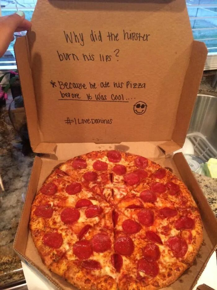 Надписи на коробках для пиццы. Надпись на коробке пиццы. Надписи на коробках для пиццы прикольные. Смешная пицца. Почему пицца круглая а коробка