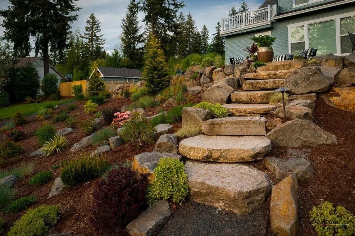 Террасирование участка на склоне. Альпинарий террасированный склон. Ландшафтное террасирование склонов. Террасирование склонов абхазия. Склон примеры.