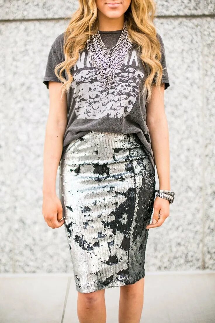 образ с зеленым платьем. золотая юбка с пайетками. пиджак с пайетками женский. стильные образы с пайетками. элегантная девушка.