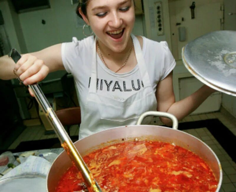 Кушать вари. Девушка с борщом. женщина готовит борщ. баба с борщом. девушка варит борщ.