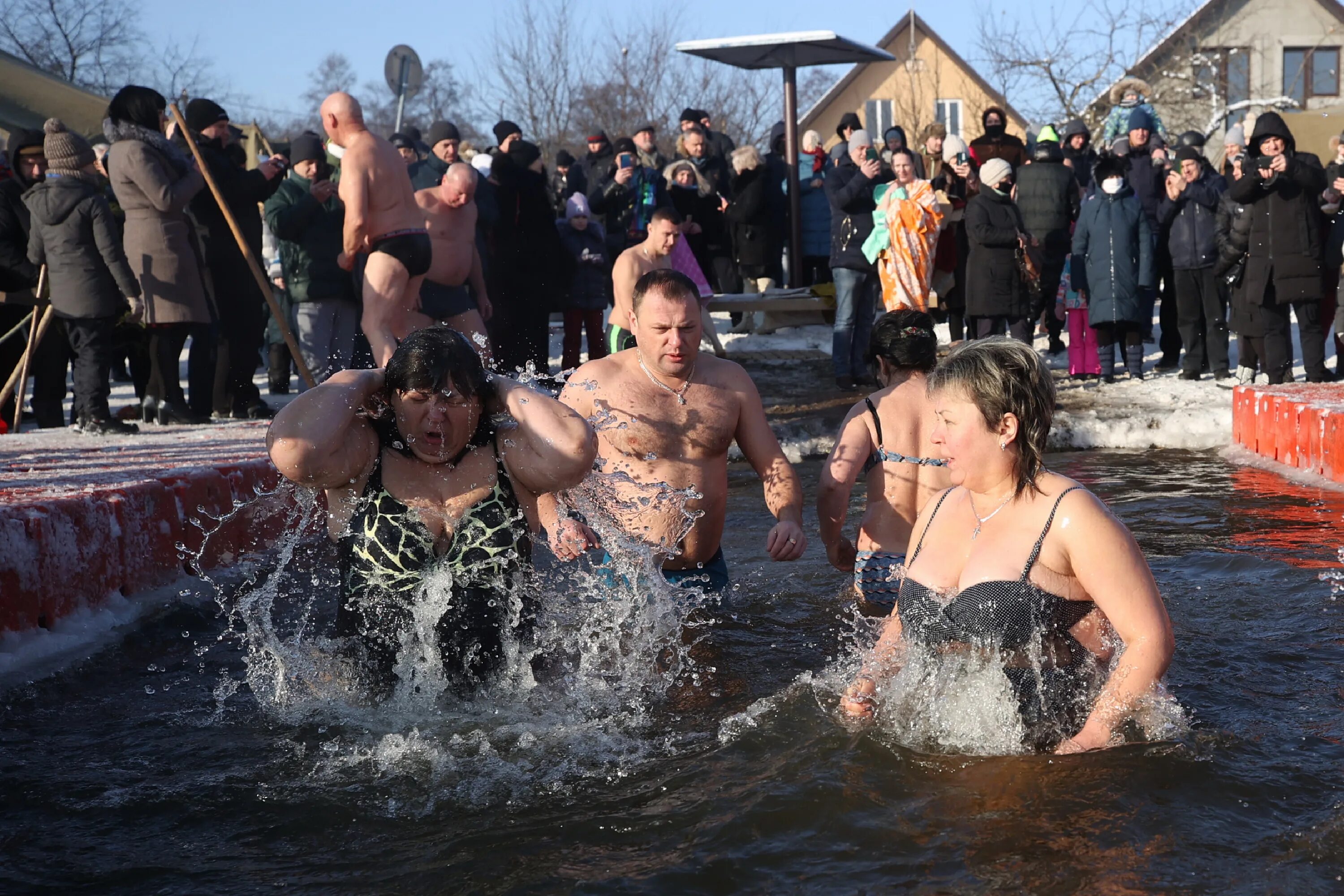 Куда пойти на крещение. Соловьев на крещение. Куда пойти на крещение. Копун е в проруби крещение. Куда пойти на крещение.