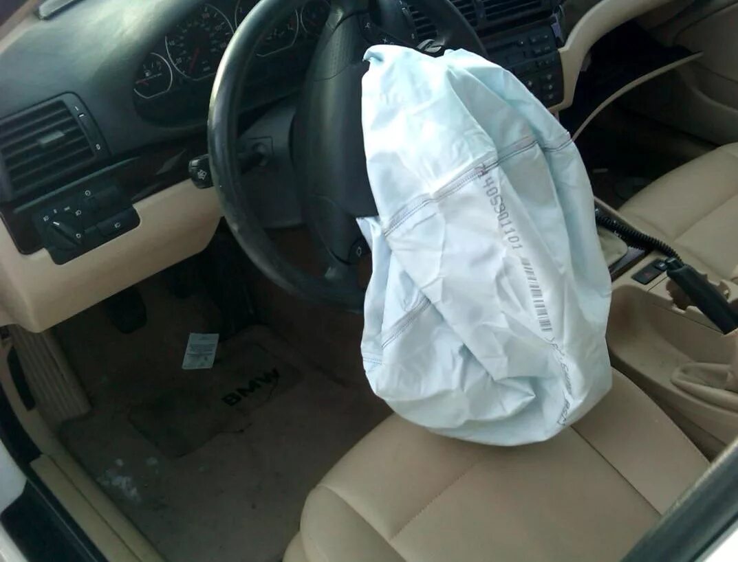 Восстановить подушки безопасности. БМВ airbag. Мазда СХ 5 airbag сработавшие. Подушки безопасности Мазда сх5. Сработана подушка безопасности.