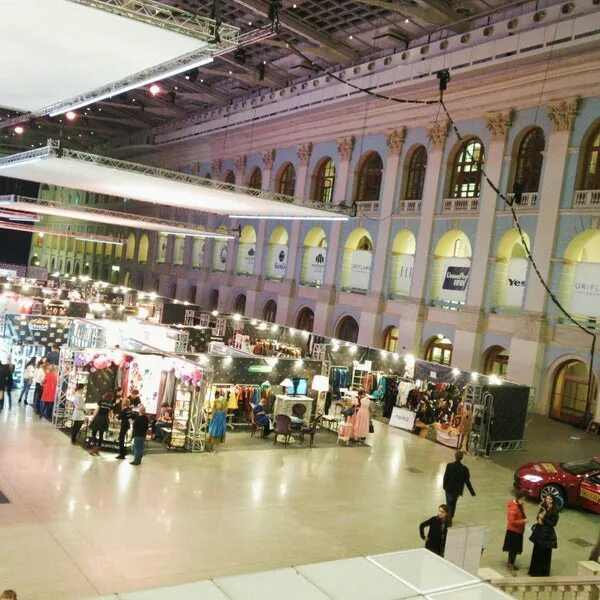 Где в москве гостиный двор. Ильинка 4 гостиный двор. ул ильинка 4 гостиный двор метро. художественная галерея гостиный двор. галерея гостиного двора москва.