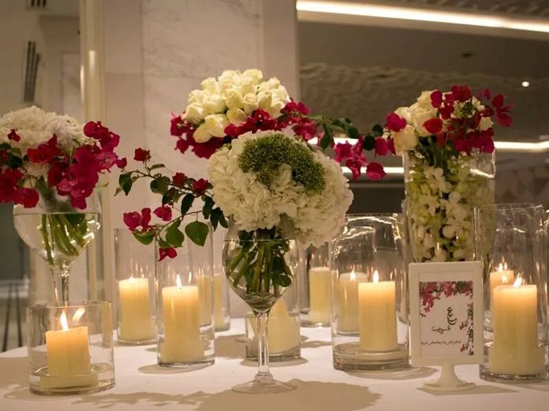 Украшения с живыми цветами. Украшение свадебного стола цветами. Бумажные украшения для праздника. Декорирование стола цветами. Украшение банкета живыми цветами.