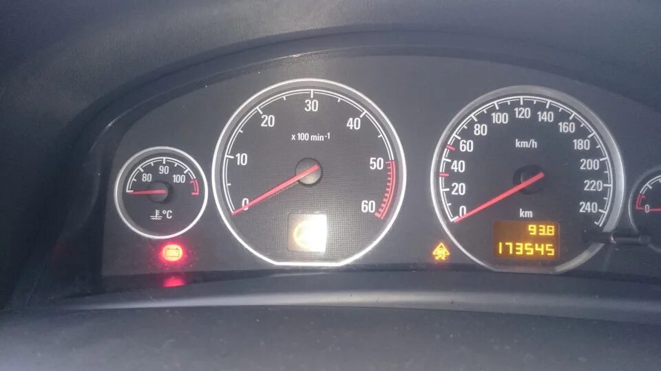 Лампочка скользкая дорога. Опель Вектра 200 км/ч. Check engine Opel Vectra 2002. Опель Вектра с масленка. Загорелась масленка на панели Opel Vectra c.