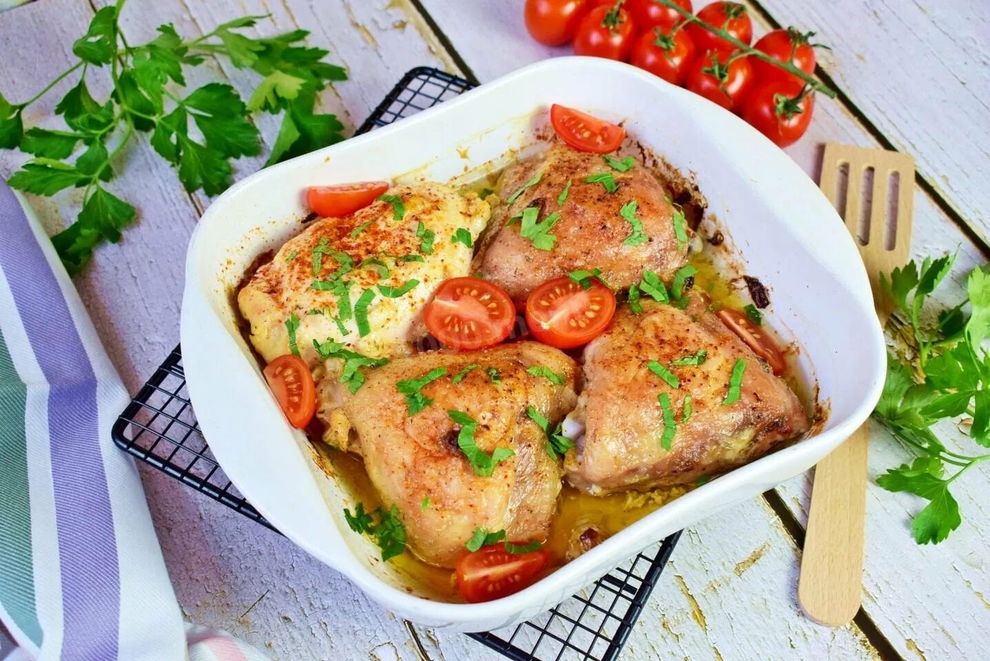 Куриное филе бедра с овощами. Куриные бедра с овощами. куриные бедра в духовке. бедро куриное запеченное. запеченное бедро с овощами.