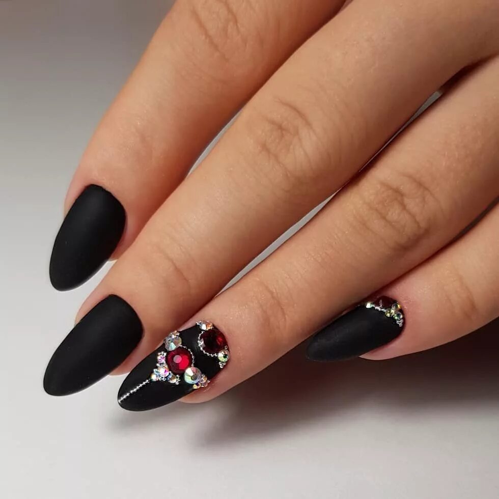 Черные ногти со. Черные ногти. Нарощенные ногти черные. Черные матовые ногти. Чёрный маникюр на длинные ногти.