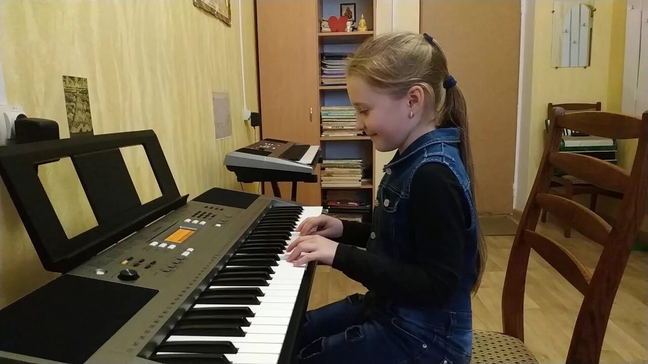 Видео урок синтезатор. Уроки на синтезаторе. девочка с синтезатором. ребенок играет на синтезаторе. мальчик с синтезатором.