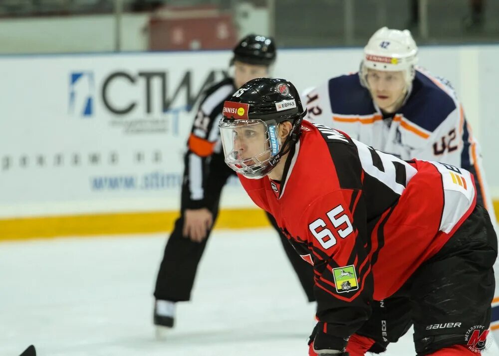 Арена металлург новокузнецк. Корягин металлург. Команда южный урал хоккей. Металлург. Южный урал-металлург.