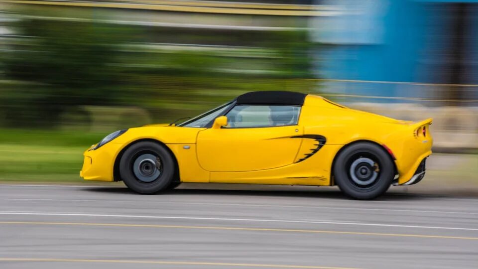 Lotus Elise 111r. Lotus Elise 2 желтый. Лотус машина 2005. Lotus Elise Yellow strips. Фыа