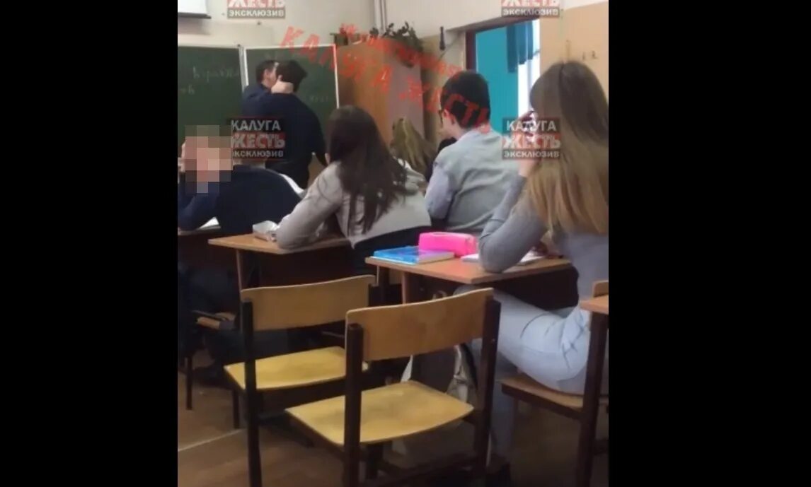 Выгнал учительницу. Школьников выгнали из школы. ученика выгнали из класса. драка в школе с учителем.