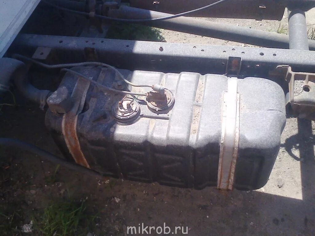 Бак старого образца газель. Бак топливный газ 3302 пластиковый. крепление бака газ 3302. крепление пластикового бака газель 3302. крепление пластмассового бака газель 3302.