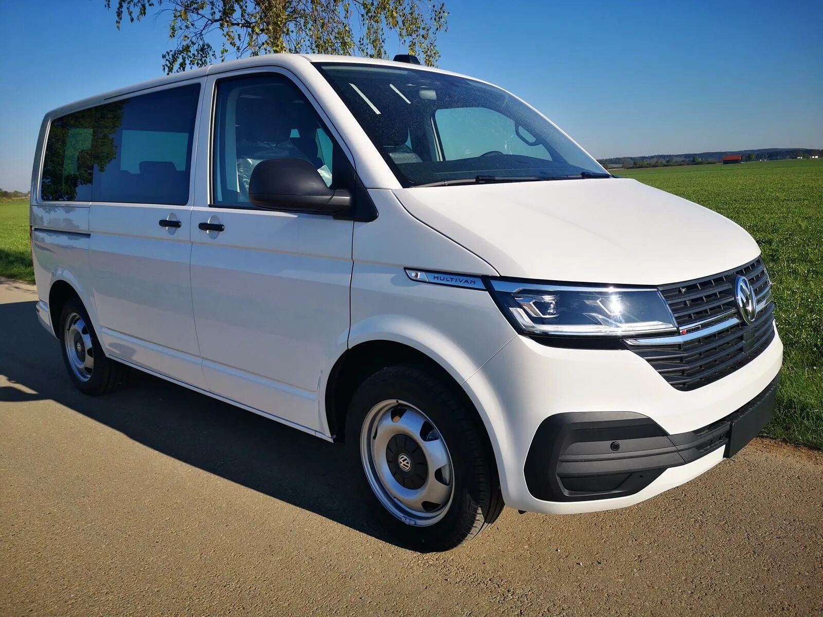 Купить фольксваген мультиван. VW T6.1 Multivan. VW Multivan 6.1. Volkswagen Multivan t6 White Red. VW Caravelle 6.1 White.