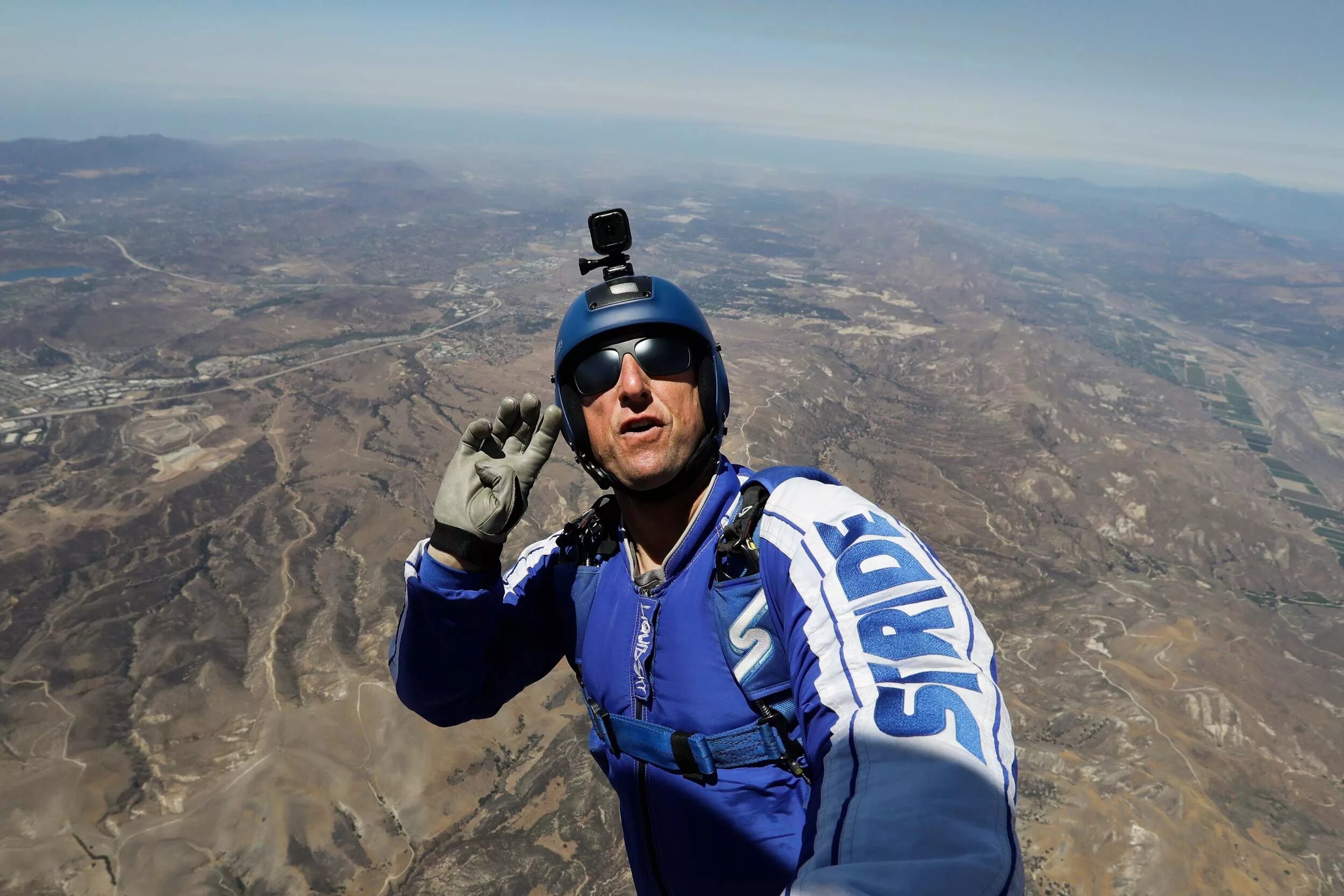 На высоте 3 тысяч метров. Люк Эйкинс. Люк Айкинс прыжок. Люк Айкинс американский лётчик. Люк Айкинс прыжок без парашюта.