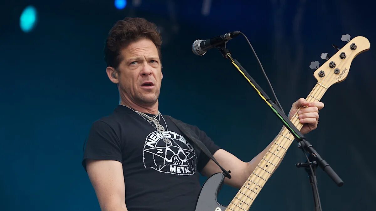 Jason newsted. Басист металлики джейсон ньюстед. Джейсон кёртис ньюстед. Джейсон кёртис ньюстед. Джейсон ньюстед металлика.
