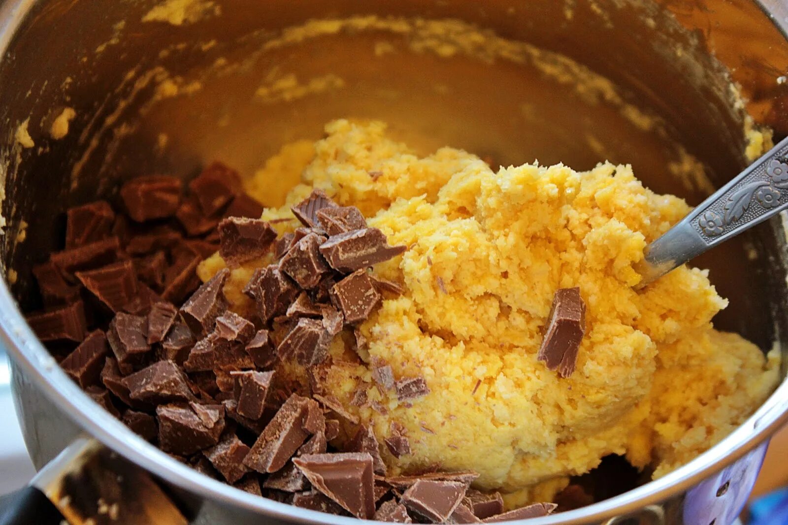 Приготовление шоколадной крошки. Шоколадная крошка. Крошка печенья с маслом. Как сделать шоколадную крошку. Шоколадная крошка в домашних условиях