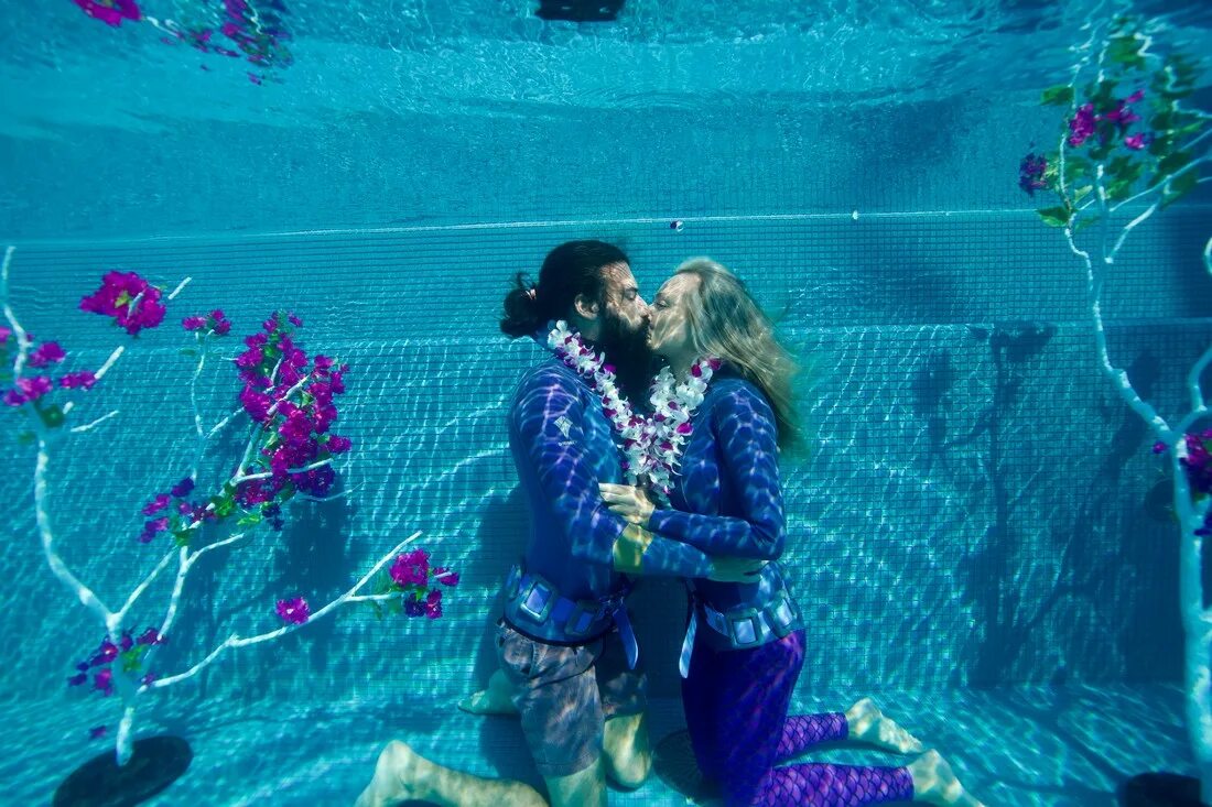 Сколько длится поцелуй. Поцелуй под водой. Пара целуется. Самый долгий подводный поцелуй. Встреча под водой Мальдивы.